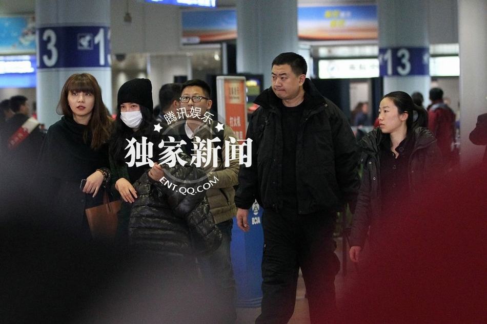 李冰冰豪車隊(duì)接機(jī)排場(chǎng)大 美女助理驚艷亮相似Ella