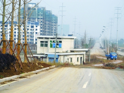 “房堅強”站在路中央已近3年。