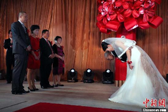中國(guó)首善為二兒辦奢華婚禮 席開(kāi)95桌