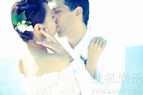 梁詠琪百?gòu)埢槎Y溫馨照曝光 與老公擁吻分享幸福