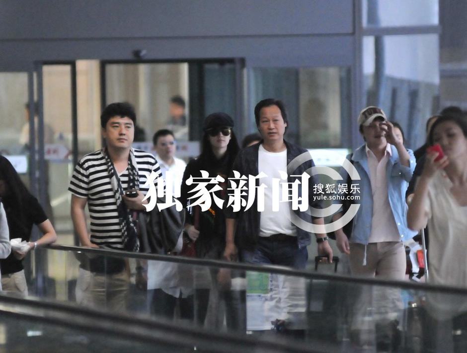 劉亦菲低調回京 跟隨導演趙林山行動隱秘