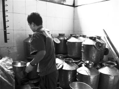 11月26日，在酒鬼酒生產(chǎn)基酒的車間，輸酒管、接酒桶都已是不銹鋼材質(zhì)，基酒產(chǎn)出后將進(jìn)入酒窖封存。
