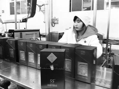 11月26日，酒鬼酒成品酒包裝車間，55°酒鬼酒正在包裝。 新京報(bào)記者 鄭道森 攝