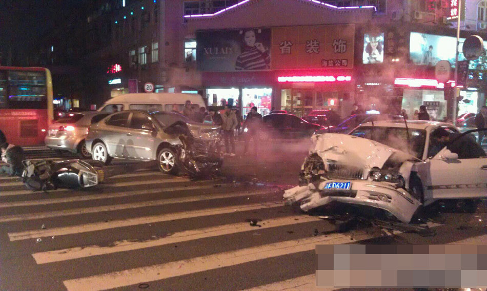浙江男子持刀在鬧市劫車(chē) 引發(fā)連環(huán)車(chē)禍