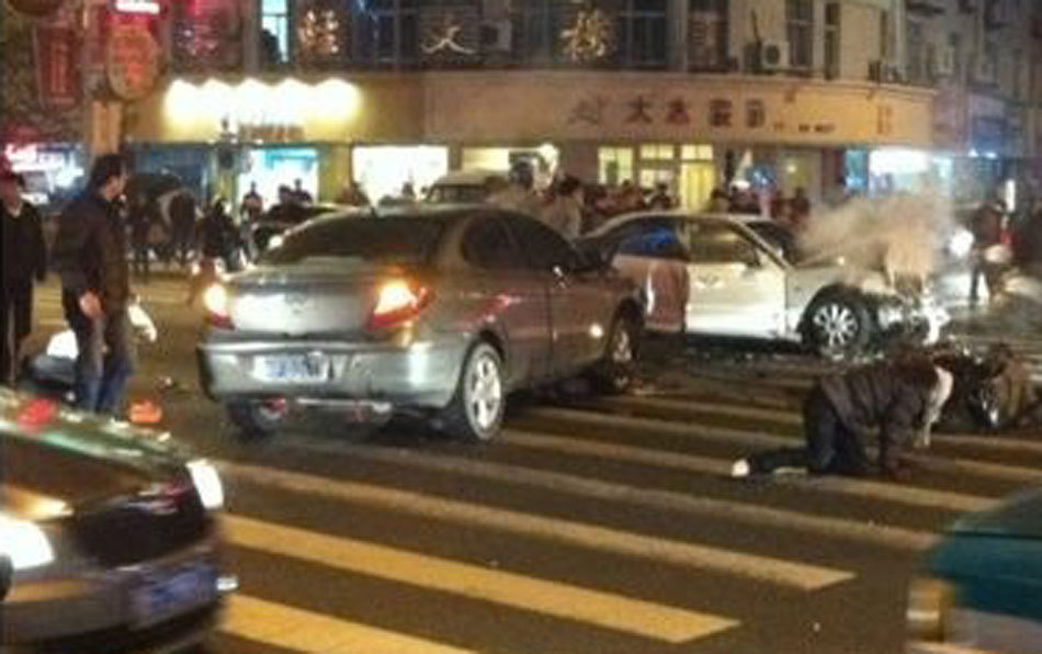 浙江男子持刀在鬧市劫車(chē) 引發(fā)連環(huán)車(chē)禍