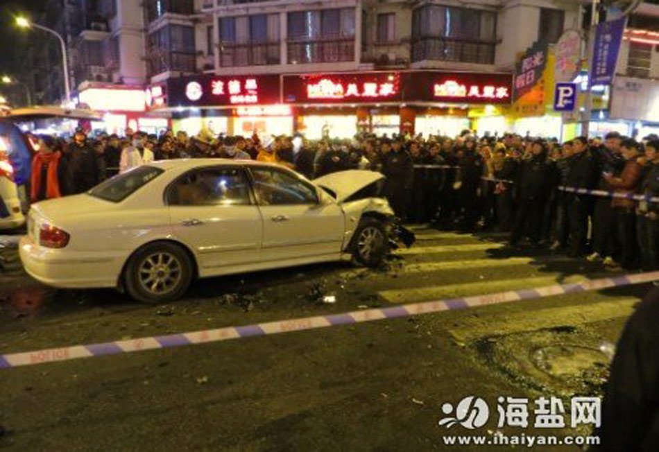 浙江男子持刀在鬧市劫車 引發(fā)連環(huán)車禍