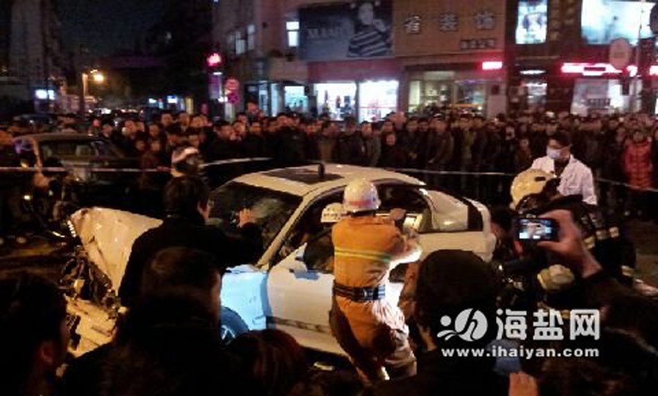 浙江男子持刀在鬧市劫車 引發(fā)連環(huán)車禍