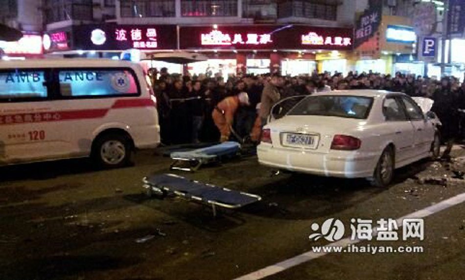 浙江男子持刀在鬧市劫車 引發(fā)連環(huán)車禍
