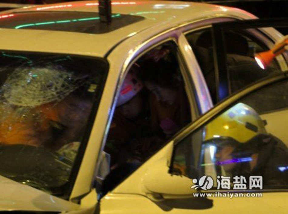 浙江男子持刀在鬧市劫車(chē) 引發(fā)連環(huán)車(chē)禍