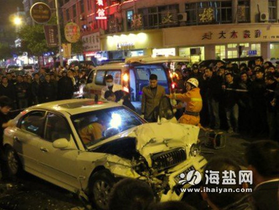 浙江男子持刀在鬧市劫車(chē) 引發(fā)連環(huán)車(chē)禍