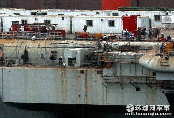 資料圖：瓦良格航母接受改造。