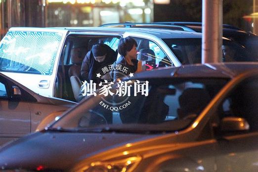王菲冒嚴寒享受美食 不顧形象縮脖抄手似大嬸