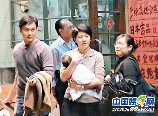盤點(diǎn)當(dāng)眾哺乳秀母愛的女星