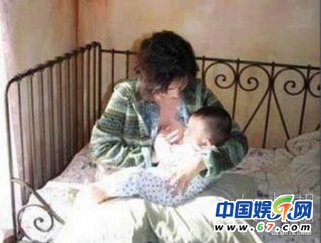 盤點(diǎn)當(dāng)眾哺乳秀母愛(ài)的女星