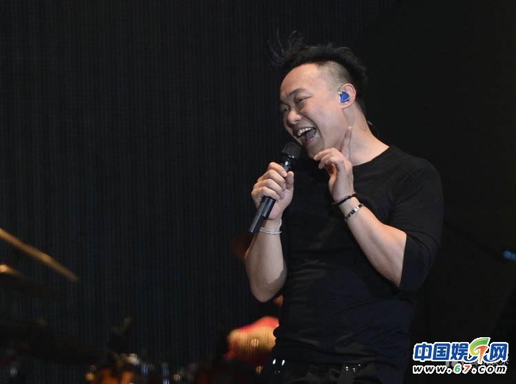陳奕迅?jìng)€(gè)唱現(xiàn)場(chǎng)賣(mài)萌耍寶