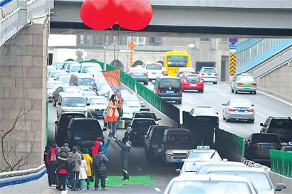 劇組占膠寧高架拍攝致堵車5小時(shí) 情侶前后翻下