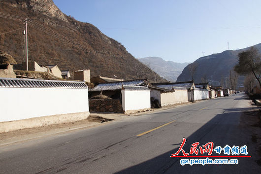 甘肅漳縣殪虎橋鄉(xiāng)東橋村，一排已經(jīng)粉刷過的“遮羞墻”（人民網(wǎng)記者 高翔 張鵬 隋欣 攝）