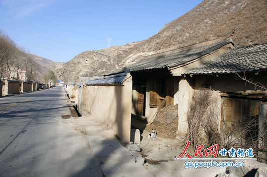 甘肅漳縣殪虎橋鄉(xiāng)東橋村，一間被墻所擋的民房（人民網(wǎng)記者 高翔 張鵬 隋欣 攝）