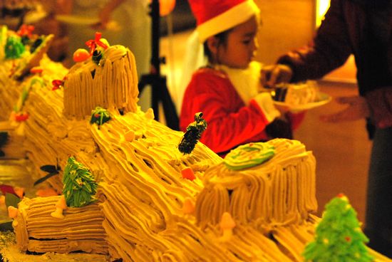 巨型樹根蛋糕亮相城陽(yáng) 可供100人食用