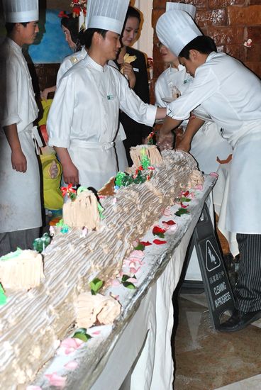 巨型樹根蛋糕亮相城陽(yáng) 可供100人食用