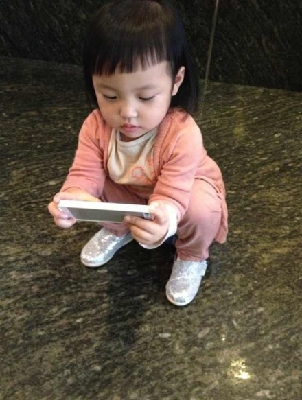 小四月曝新照 小臉圓潤像極媽媽