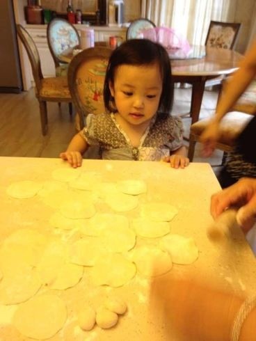 小四月曝新照 小臉圓潤像極媽媽