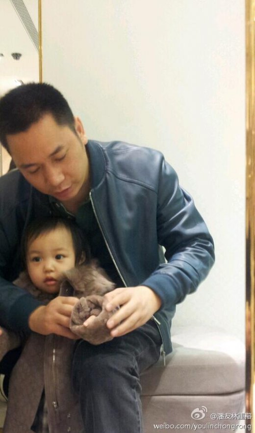 小四月曝新照 小臉圓潤(rùn)像極媽媽