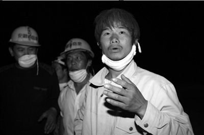 2008年，映秀馬元江搜救現(xiàn)場(chǎng)的尹春龍。（資料圖片） 本報(bào)記者周民攝