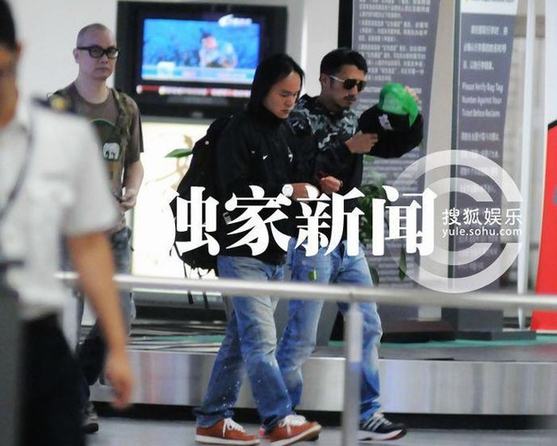 謝霆鋒帶綠帽子現(xiàn)身機場 穿緊身背心秀肌肉