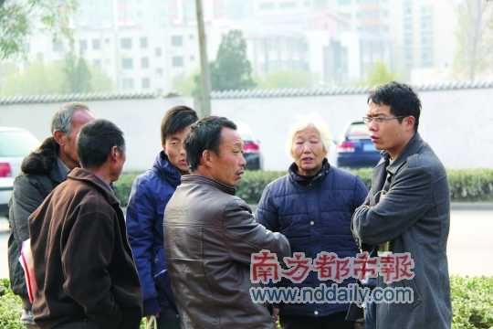 登封法院外，張海超與病人和家屬交談。在許多塵肺病友看來，張海超是一個大救星。
