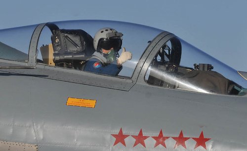 我空軍出動殲10殲11機群舉行最大規(guī)?？諔?zhàn)演練