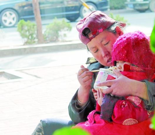 女娃被販賣(mài)獲救又隨母流浪 寒風(fēng)中打赤腳