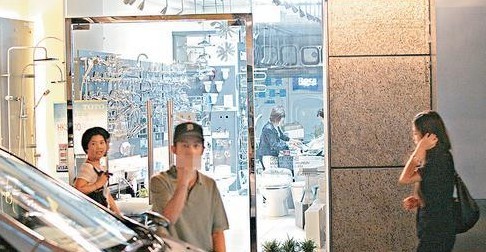 張杰文章豎中指不雅照曝光 文章當街調(diào)戲馬伊琍
