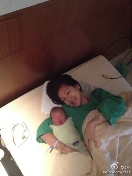 4月5日，小S生下小女兒。