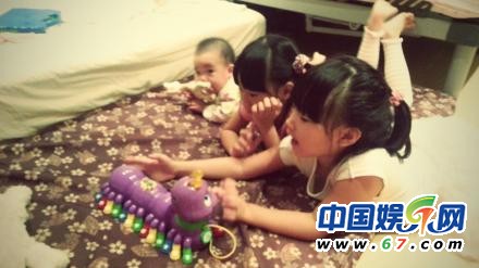 獨(dú)家：小S曬三個(gè)女兒可愛(ài)床照 母女抱玩具齊賣萌