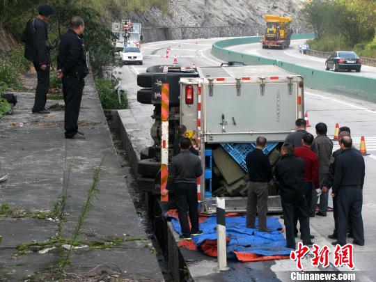 運(yùn)鈔車(chē)高速路側(cè)翻