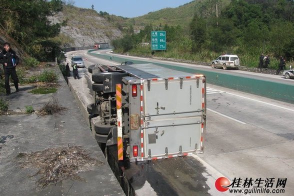 運(yùn)鈔車(chē)高速路側(cè)翻