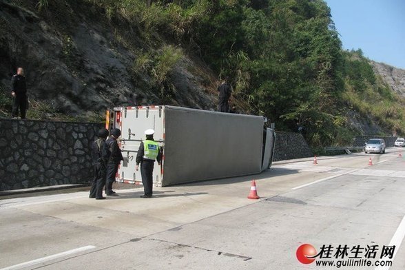 運(yùn)鈔車(chē)高速路側(cè)翻