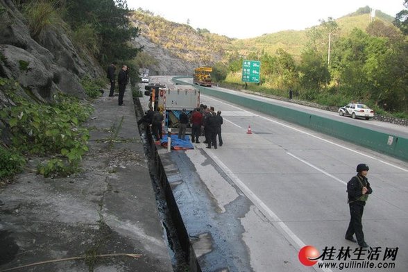 運(yùn)鈔車高速路側(cè)翻