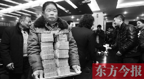 老卞領到九十余萬的執(zhí)行款后，忍不住流下了熱淚