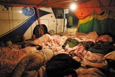 前日凌晨，迪溝鎮(zhèn)村民輪流排班徹夜看守被扣留的大巴車（該大巴曾用于接訪），沒輪到“值班”村民在大巴車旁搭起帳篷。新京報記者