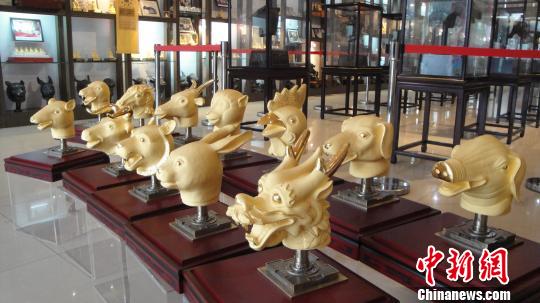 12月9日，江蘇農(nóng)民企業(yè)家冷貝生打造的黃金版圓明園十二生肖獸首向世人展現(xiàn)。冷貝生供圖攝