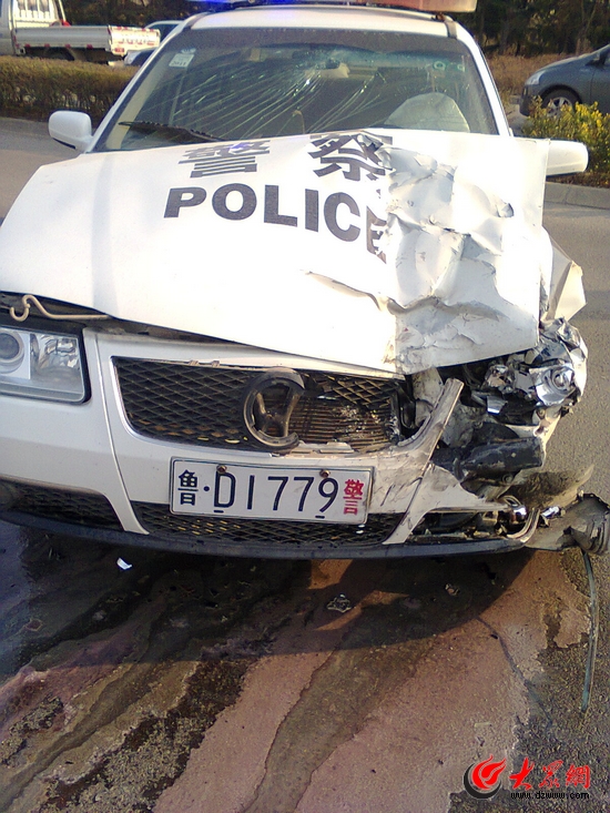 肇事后被棄在現(xiàn)場的警車。