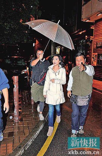 葉玉卿復(fù)出，豪門婦架勢(shì)足