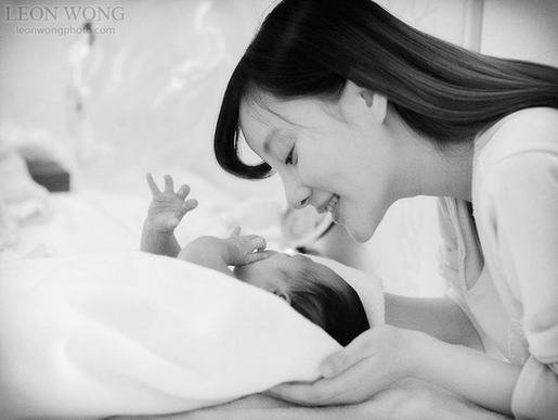 李小璐產后一家三口私密照曝光 賈乃亮寸步不離伺候月子