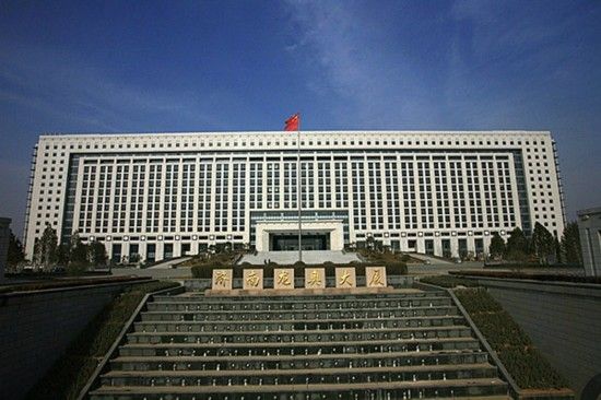 濟(jì)南龍奧大廈，位于濟(jì)南經(jīng)十東路奧體中心，建筑面積37萬(wàn)平米，造價(jià)40億，里面走廊周長(zhǎng)為1公里，有40多部電梯，光電話和電腦信息點(diǎn)插座就有45000個(gè)。