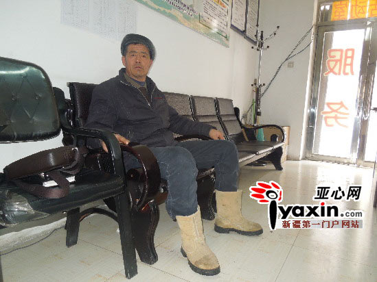 圖說(shuō)：12月10日，賈國(guó)強(qiáng)在沙灣縣法律援助中心等待去交涉執(zhí)行案款。