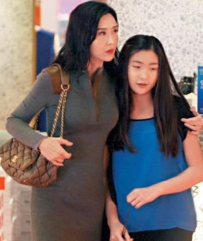 葉玉卿與長女逛街 復(fù)出拍戲老公陪伴