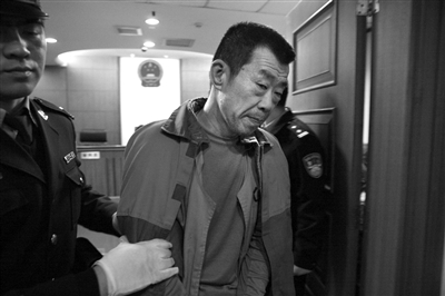 昨日宣判后，劉書魁被法警帶出法庭。通訊員 李佳 攝