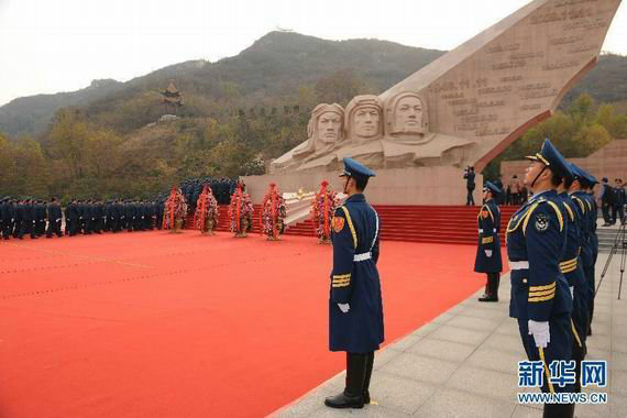 資料圖：中國空軍官兵瞻仰空軍英雄紀念墻。